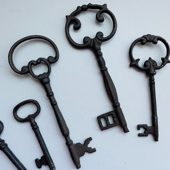 American Vintage Accents Decorative Vintage Ornamental Antique Cast Iron Keys Set Of 5